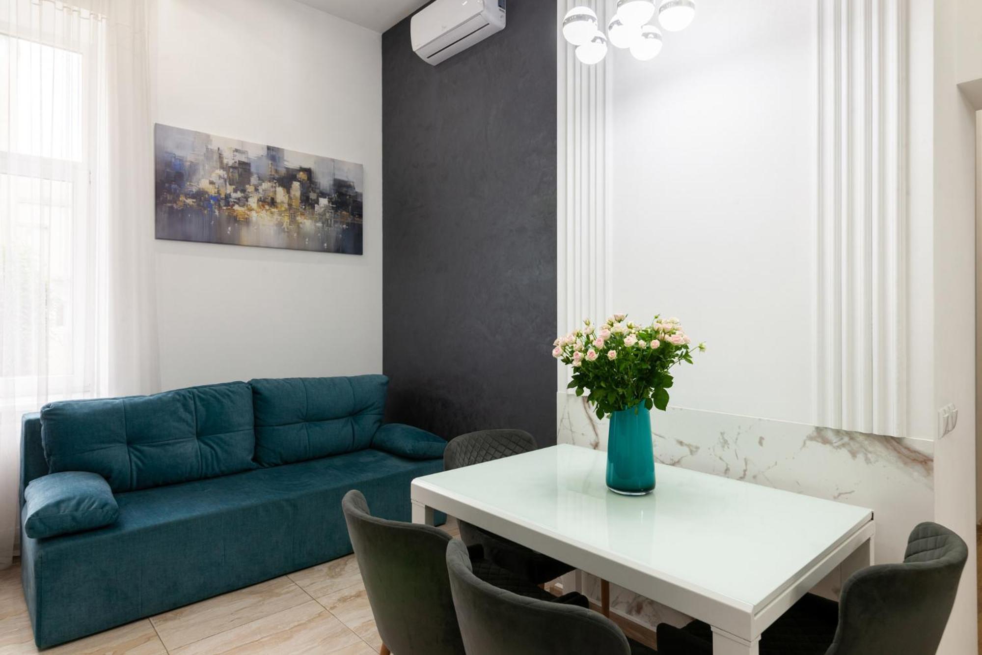 Royal Apartment On Franka 28 Lviv Dış mekan fotoğraf